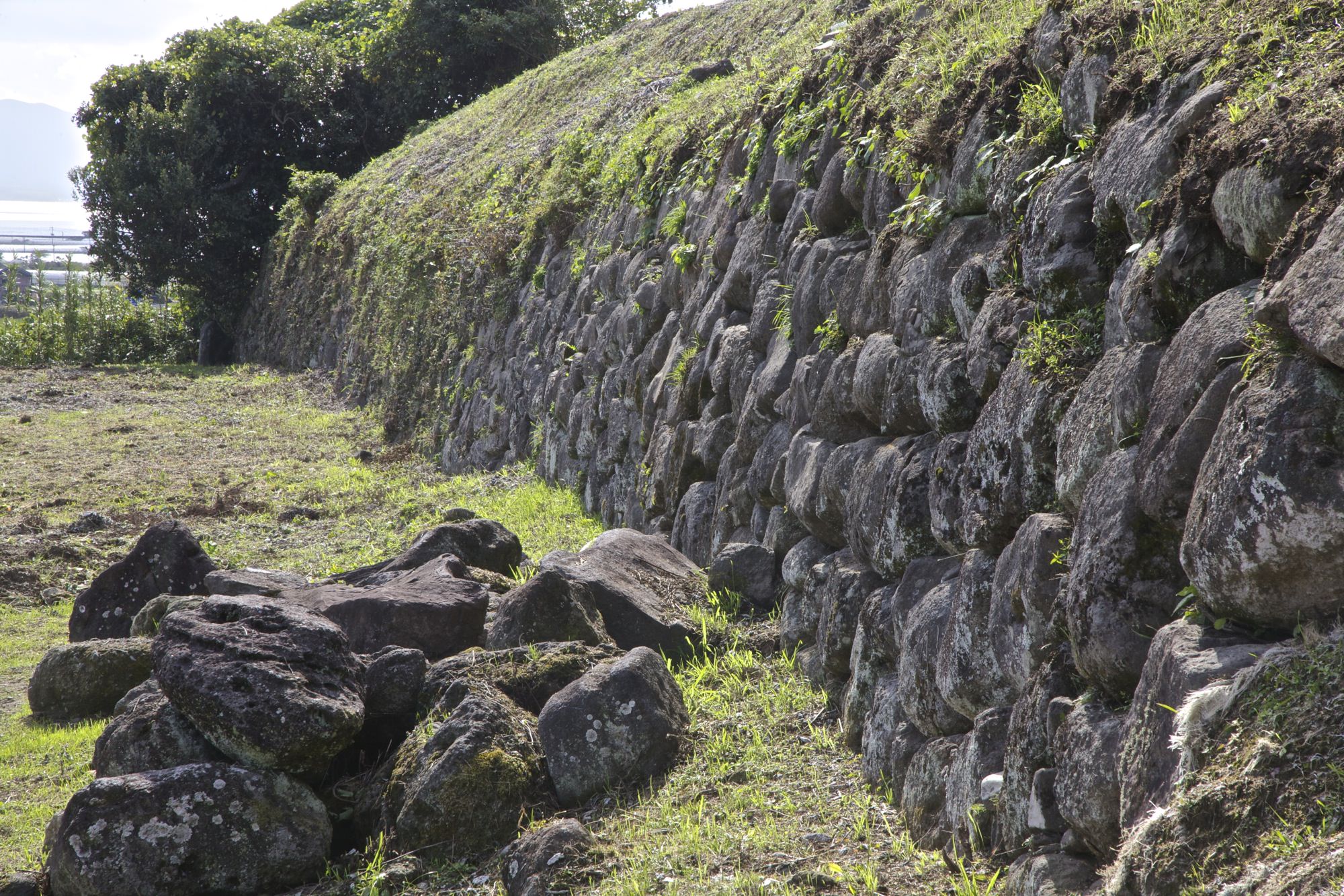 Stonewalls left at the ruins of Ninomaru of Hinoe Castle 